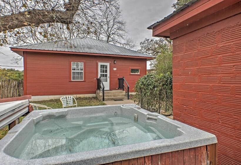 August Schmidt  Fredericksburg Cottage W/ Hot Tub