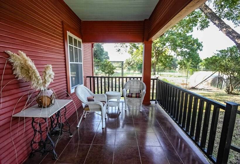 August Schmidt  Fredericksburg Cottage W/ Hot Tub