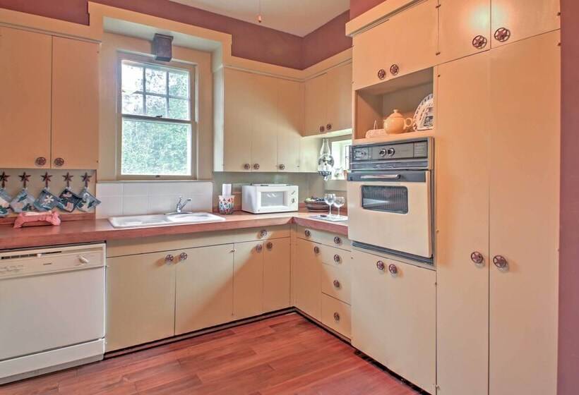 August Schmidt  Fredericksburg Cottage W/ Hot Tub