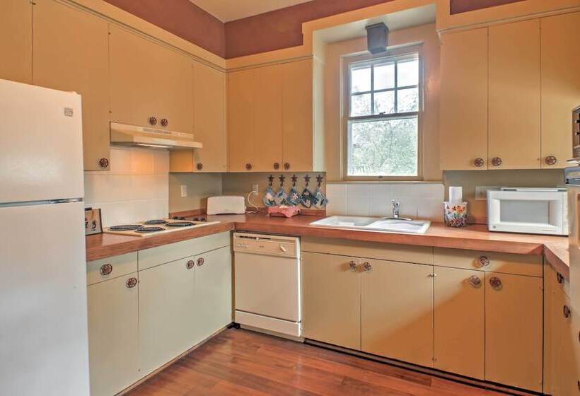 August Schmidt  Fredericksburg Cottage W/ Hot Tub