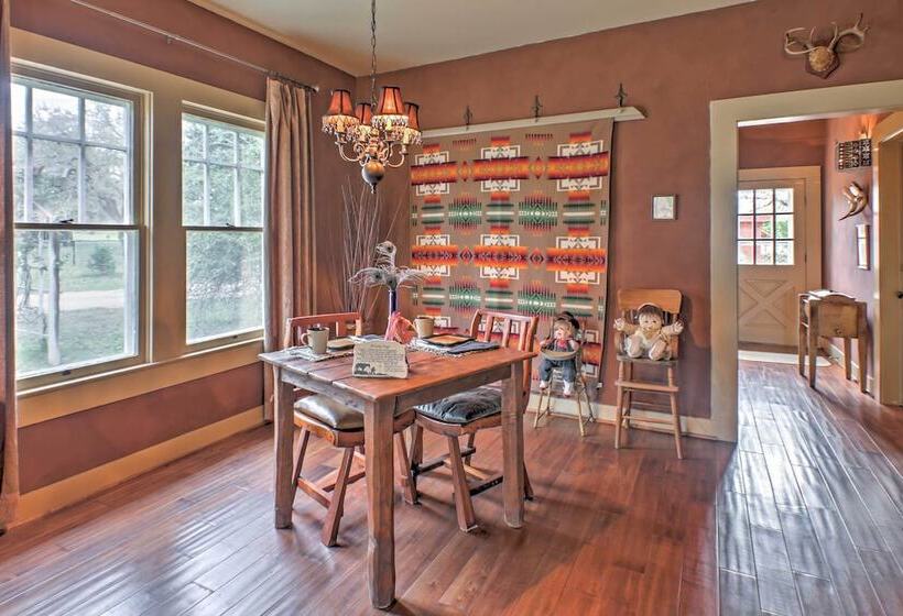 August Schmidt  Fredericksburg Cottage W/ Hot Tub