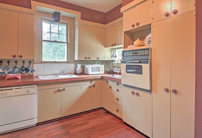 August Schmidt  Fredericksburg Cottage W/ Hot Tub