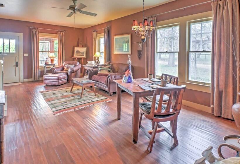 August Schmidt  Fredericksburg Cottage W/ Hot Tub