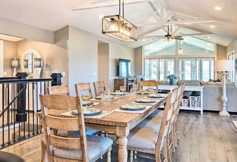 Beautiful Lakeview Home: Near Bull Shoals Lake!