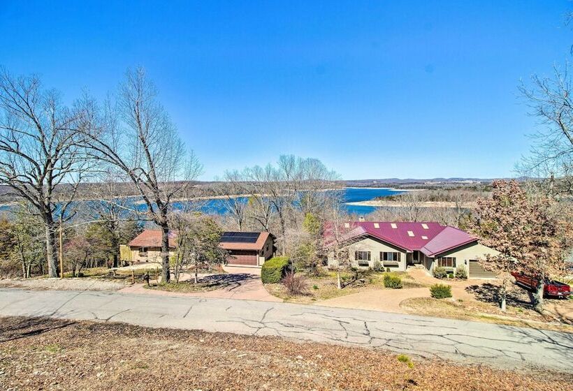 Beautiful Lakeview Home: Near Bull Shoals Lake!