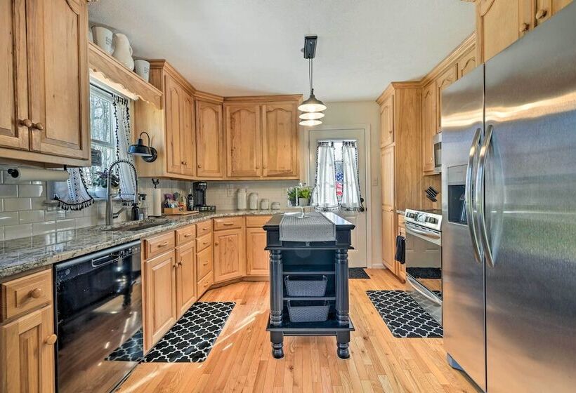 Berkeley Springs Vacation Home W/ Fire Pit!