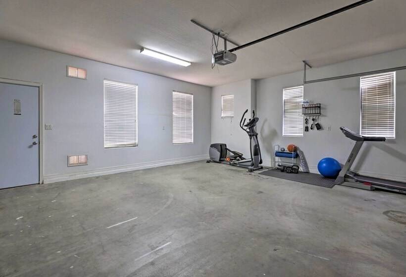 Bright & Airy Goodyear Home Near Golf Courses