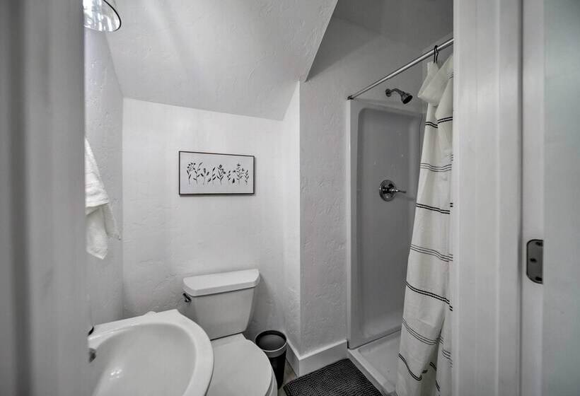 Bright & Airy Liberty Lake Abode W/ Backyard!