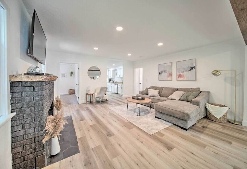 Bright & Airy Liberty Lake Abode W/ Backyard!