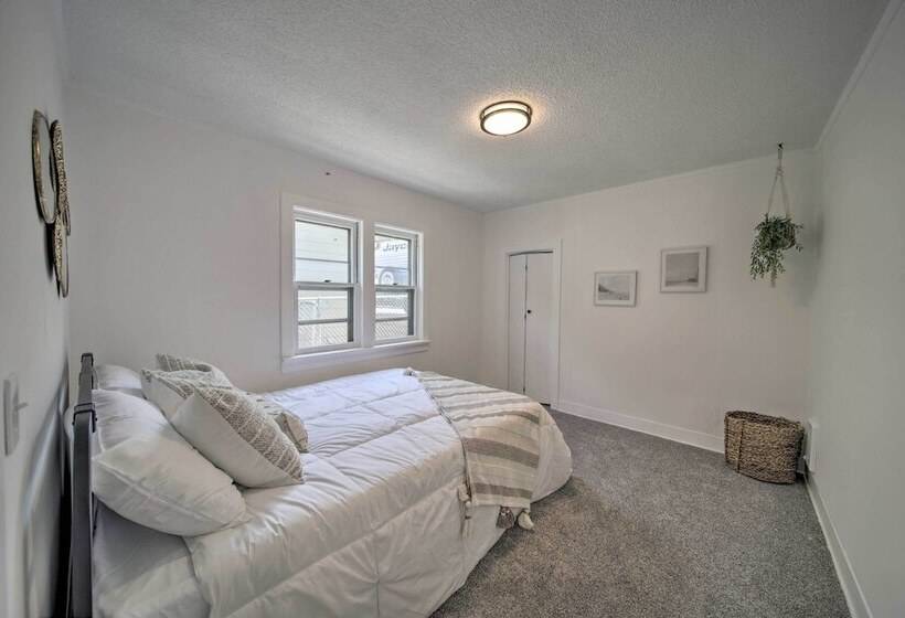 Bright & Airy Liberty Lake Abode W/ Backyard!