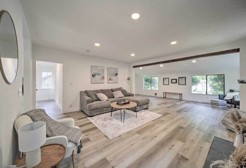 Bright & Airy Liberty Lake Abode W/ Backyard!