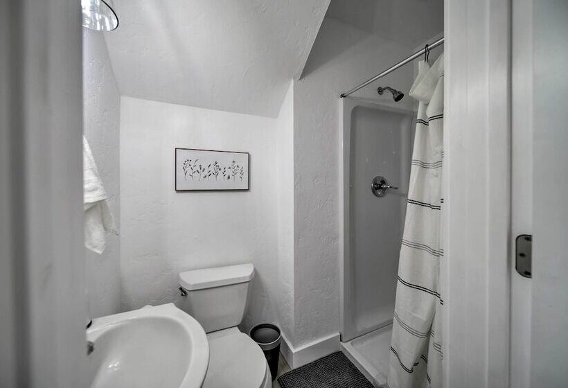 Bright & Airy Liberty Lake Abode W/ Backyard!