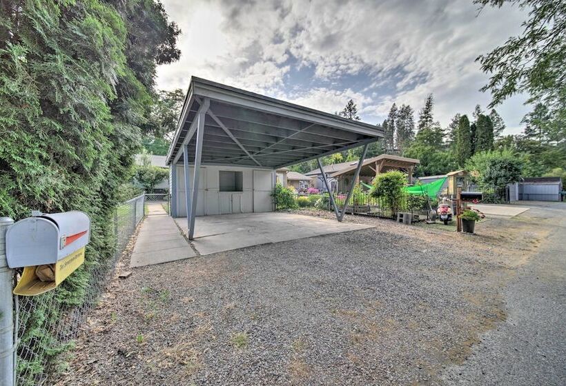 Bright & Airy Liberty Lake Abode W/ Backyard!