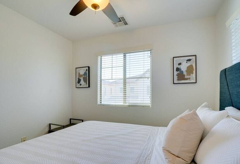 Bright Goodyear Home: Community Pool, Hot Tub