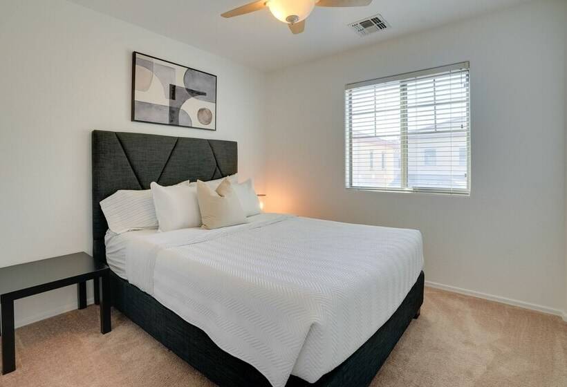 Bright Goodyear Home: Community Pool, Hot Tub