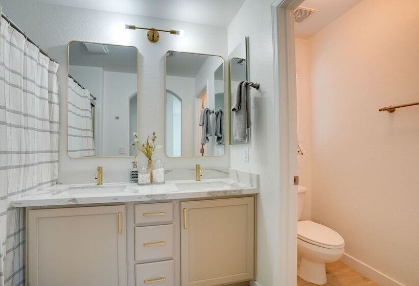 Bright Goodyear Home: Community Pool, Hot Tub