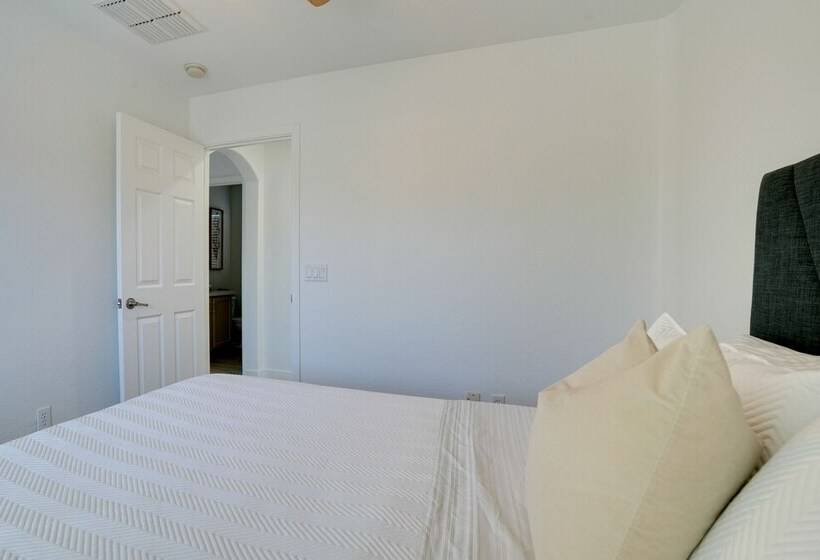 Bright Goodyear Home: Community Pool, Hot Tub