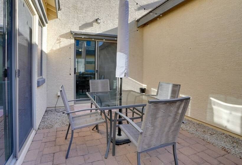 Bright Goodyear Home: Community Pool, Hot Tub