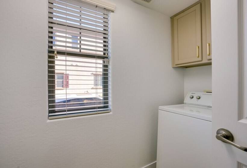 Bright Goodyear Home: Community Pool, Hot Tub