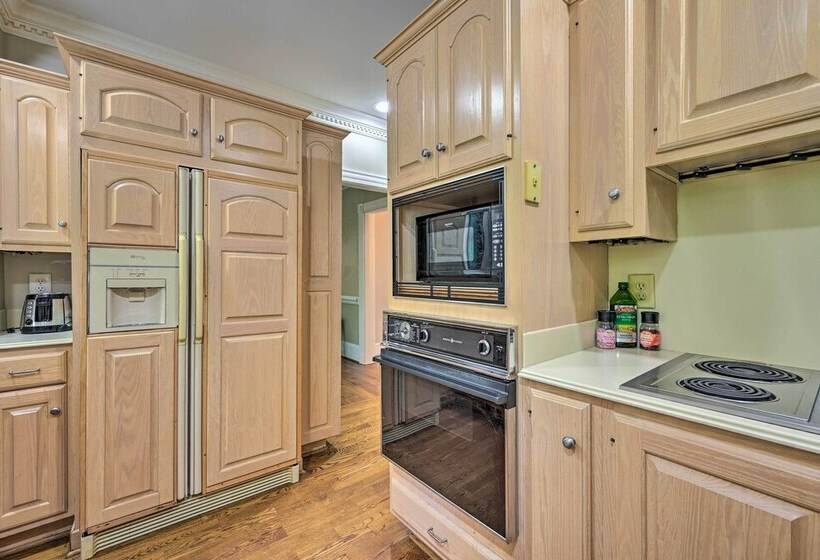 Bright Greensboro Escape ~ 1 Mi To Downtown