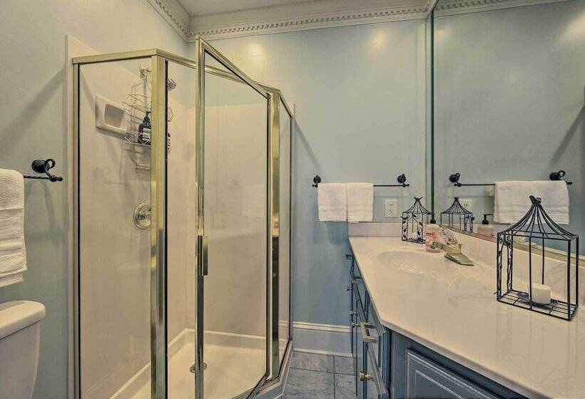 Bright Greensboro Escape ~ 1 Mi To Downtown