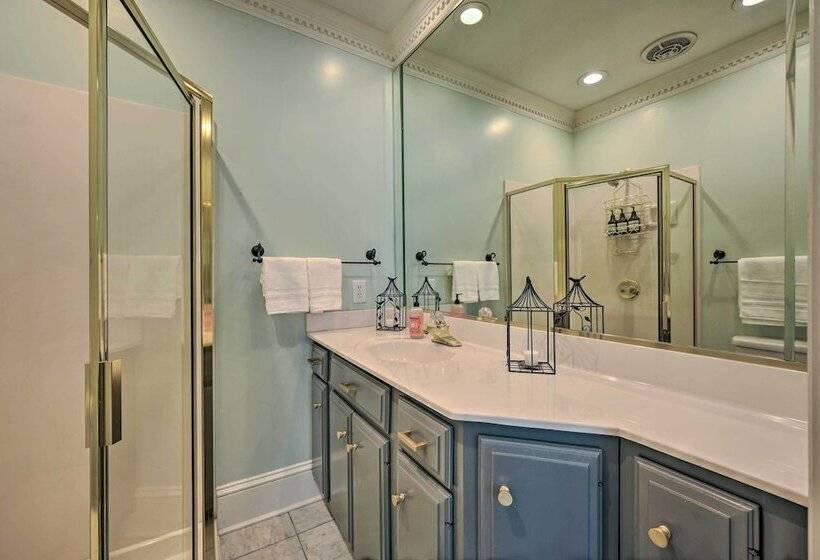 Bright Greensboro Escape ~ 1 Mi To Downtown