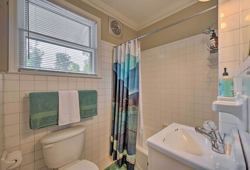 Bright Greensboro Escape ~ 1 Mi To Downtown