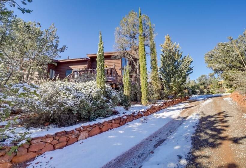 Bright Sedona Home W/ Deck & Mountain Views!