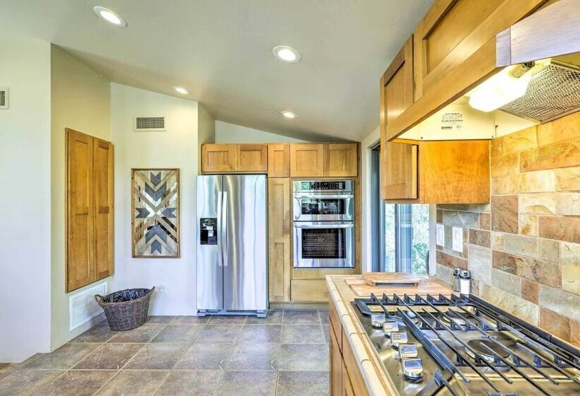 Bright Sedona Home W/ Deck & Mountain Views!