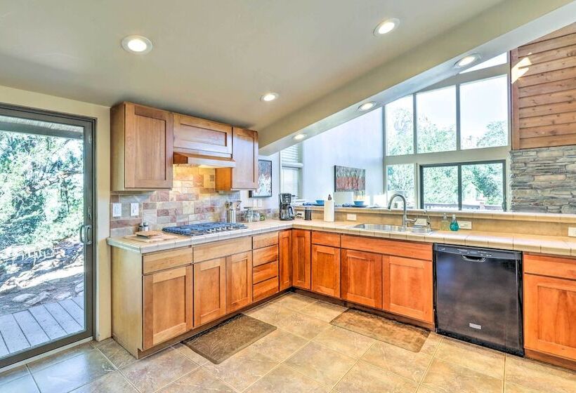 Bright Sedona Home W/ Deck & Mountain Views!