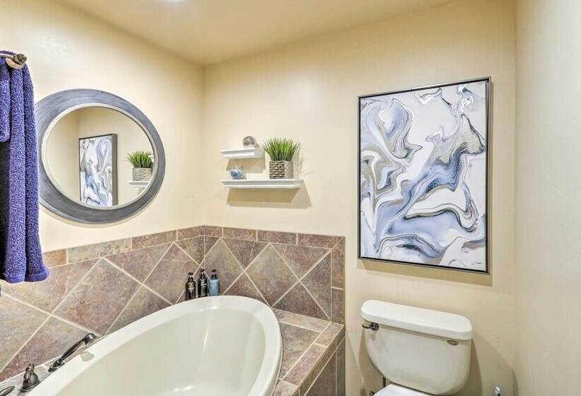 Bright Sedona Home W/ Deck & Mountain Views!