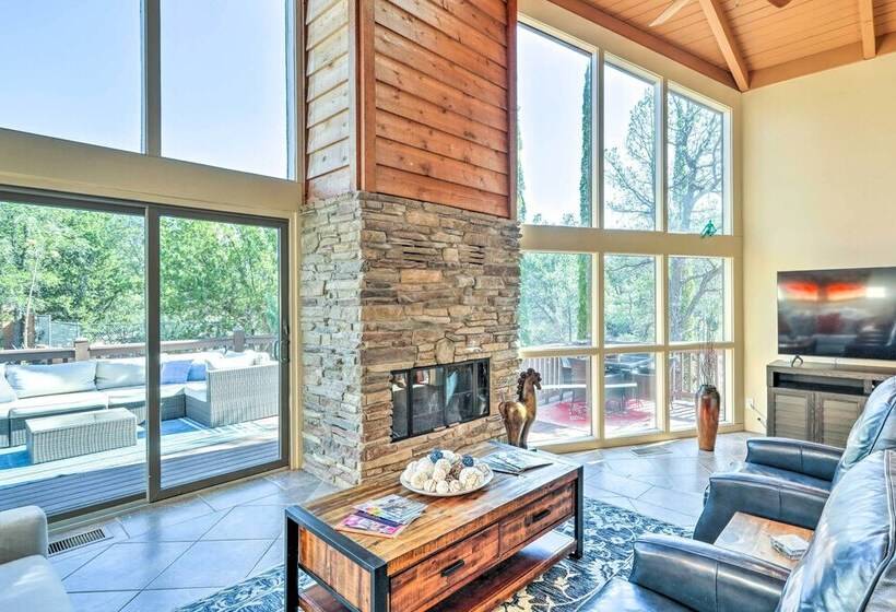 Bright Sedona Home W/ Deck & Mountain Views!