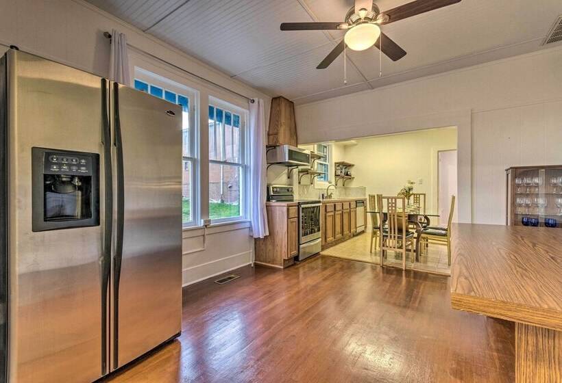 1 Mi To Bathhouse Row: Bright Hot Springs Home!
