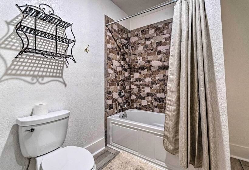 1 Mi To Bathhouse Row: Bright Hot Springs Home!