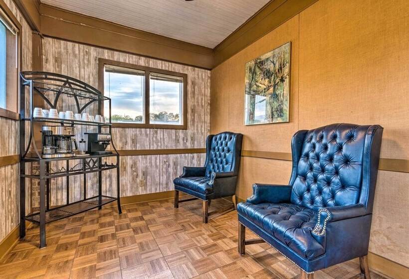 1 Mi To Bathhouse Row: Bright Hot Springs Home!