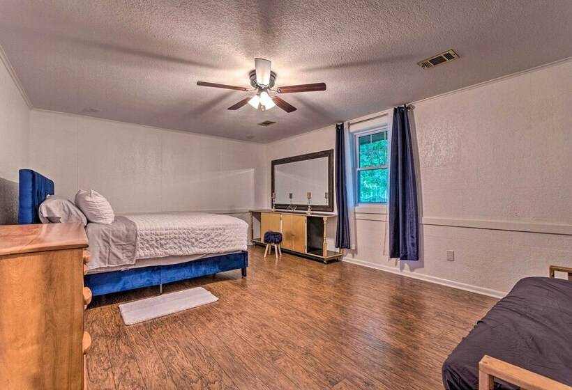 1 Mi To Bathhouse Row: Bright Hot Springs Home!