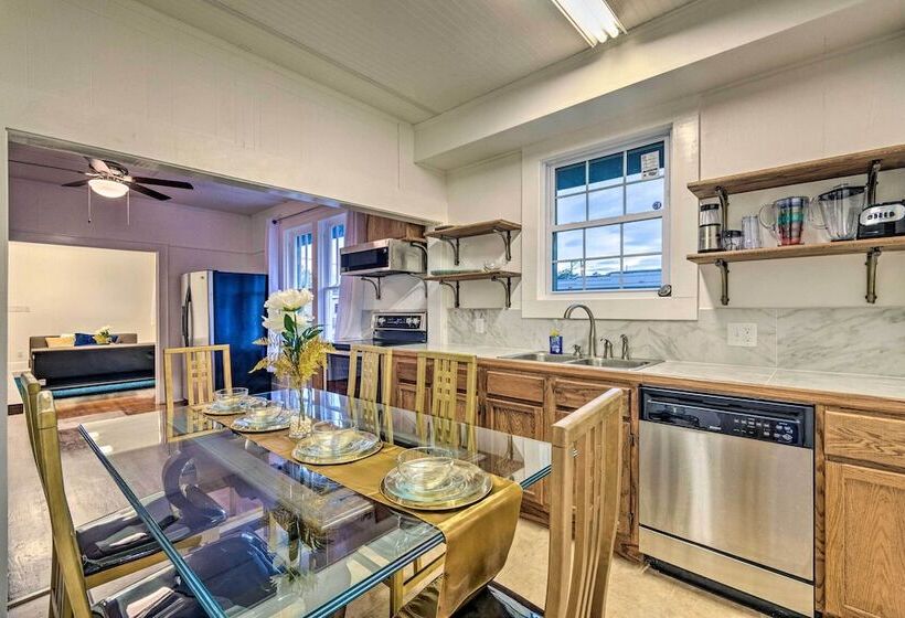 1 Mi To Bathhouse Row: Bright Hot Springs Home!