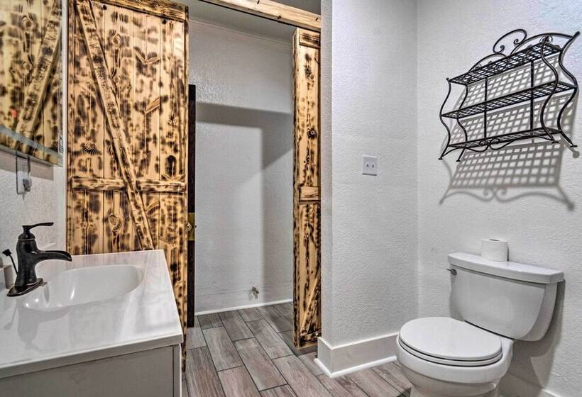 1 Mi To Bathhouse Row: Bright Hot Springs Home!