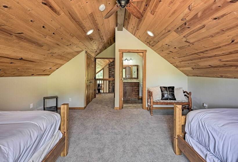 Cabin 1 Mi To Sand Valley, 1 Block To Beach