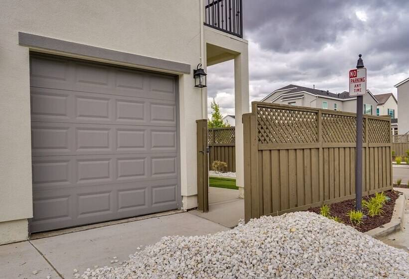 California Midterm Rental With Fenced Yard!