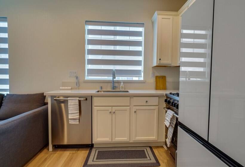 California Midterm Rental With Fenced Yard!