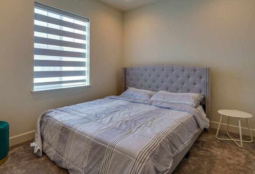 California Midterm Rental With Fenced Yard!