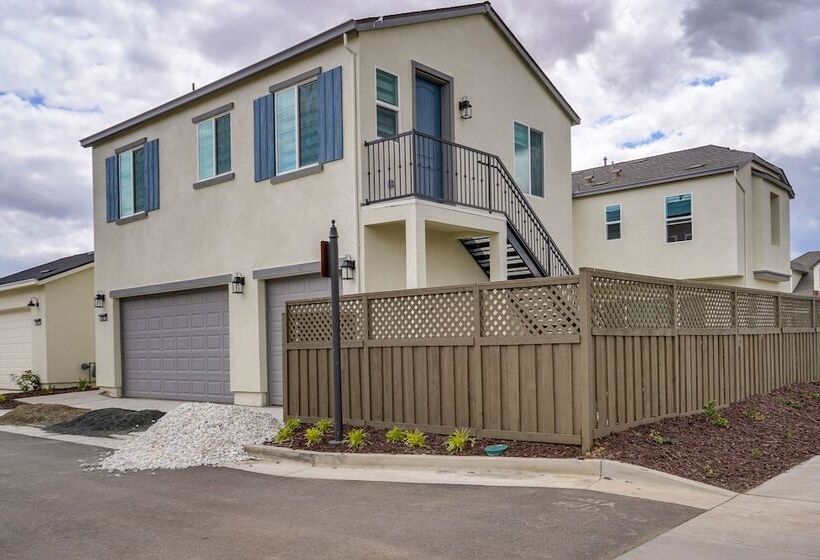 California Midterm Rental With Fenced Yard!