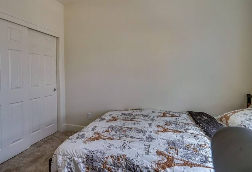 California Midterm Rental With Fenced Yard!