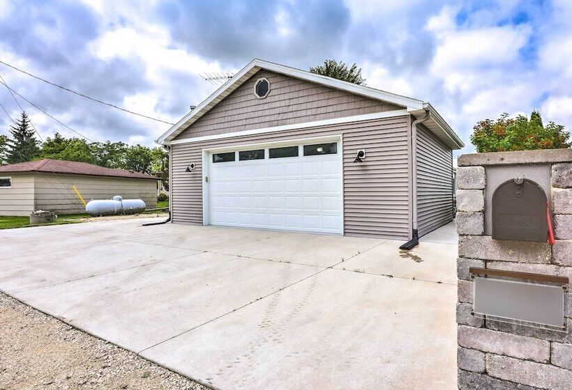 Cascade Lakefront Home: Boat Dock, Fire Pit!