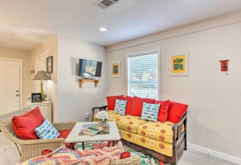 Walk To Cedar Creek Reservoir: Home W/ Fire Pit!