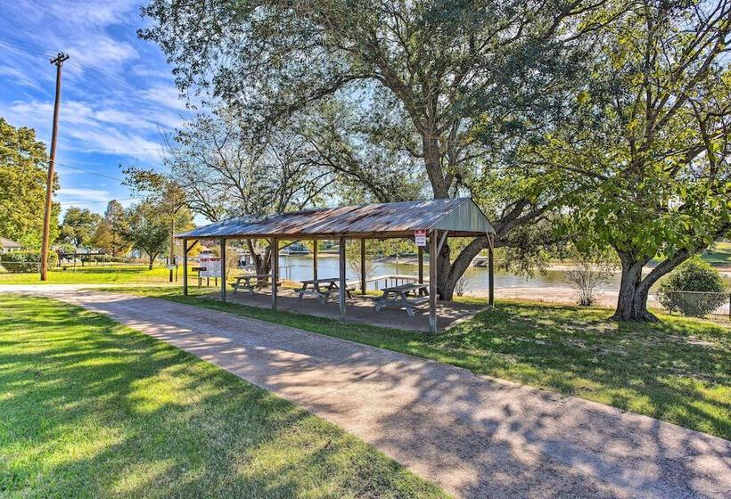 Walk To Cedar Creek Reservoir: Home W/ Fire Pit!