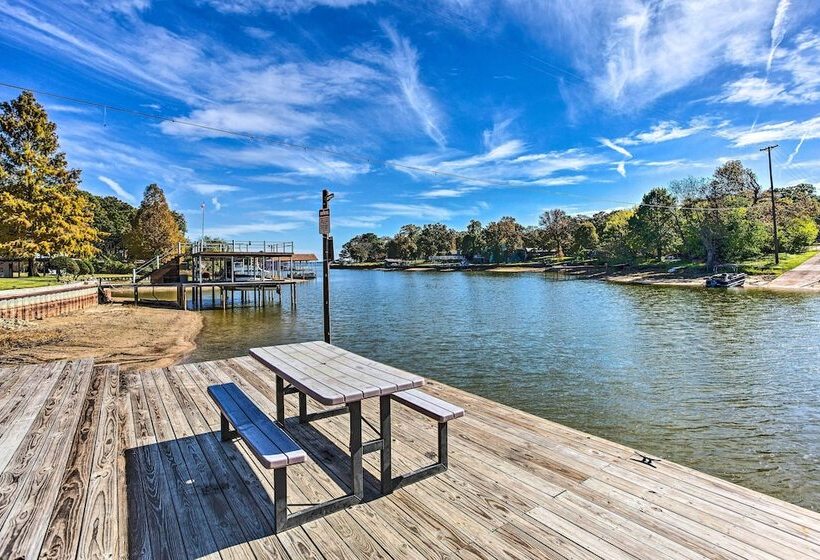 Walk To Cedar Creek Reservoir: Home W/ Fire Pit!