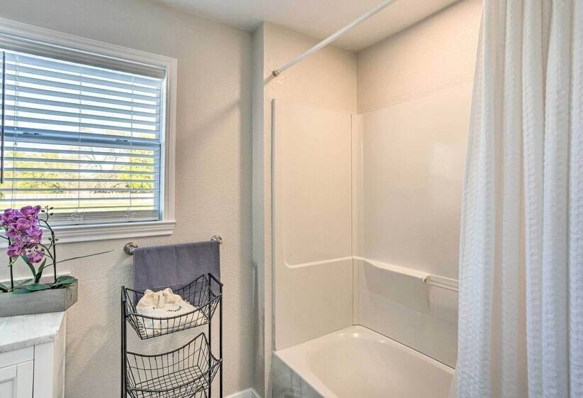 Walk To Cedar Creek Reservoir: Home W/ Fire Pit!