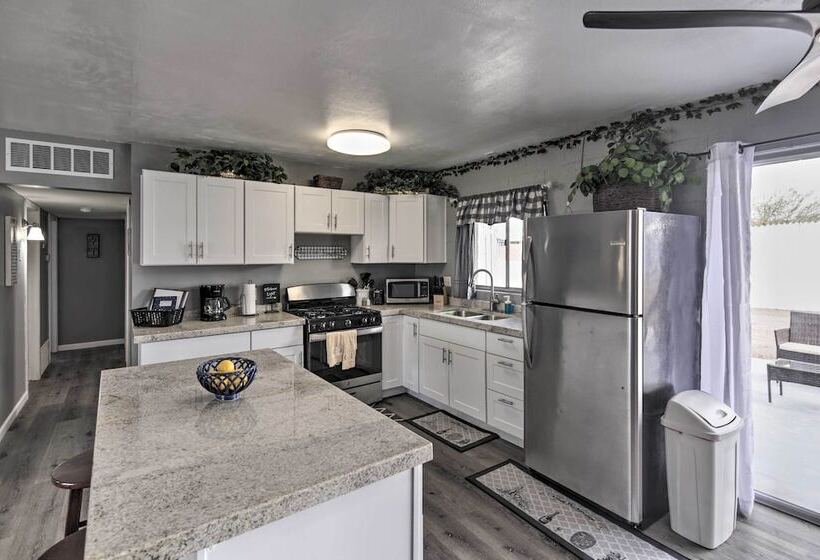 Centrally Located Gem With Laughlin Strip Views!